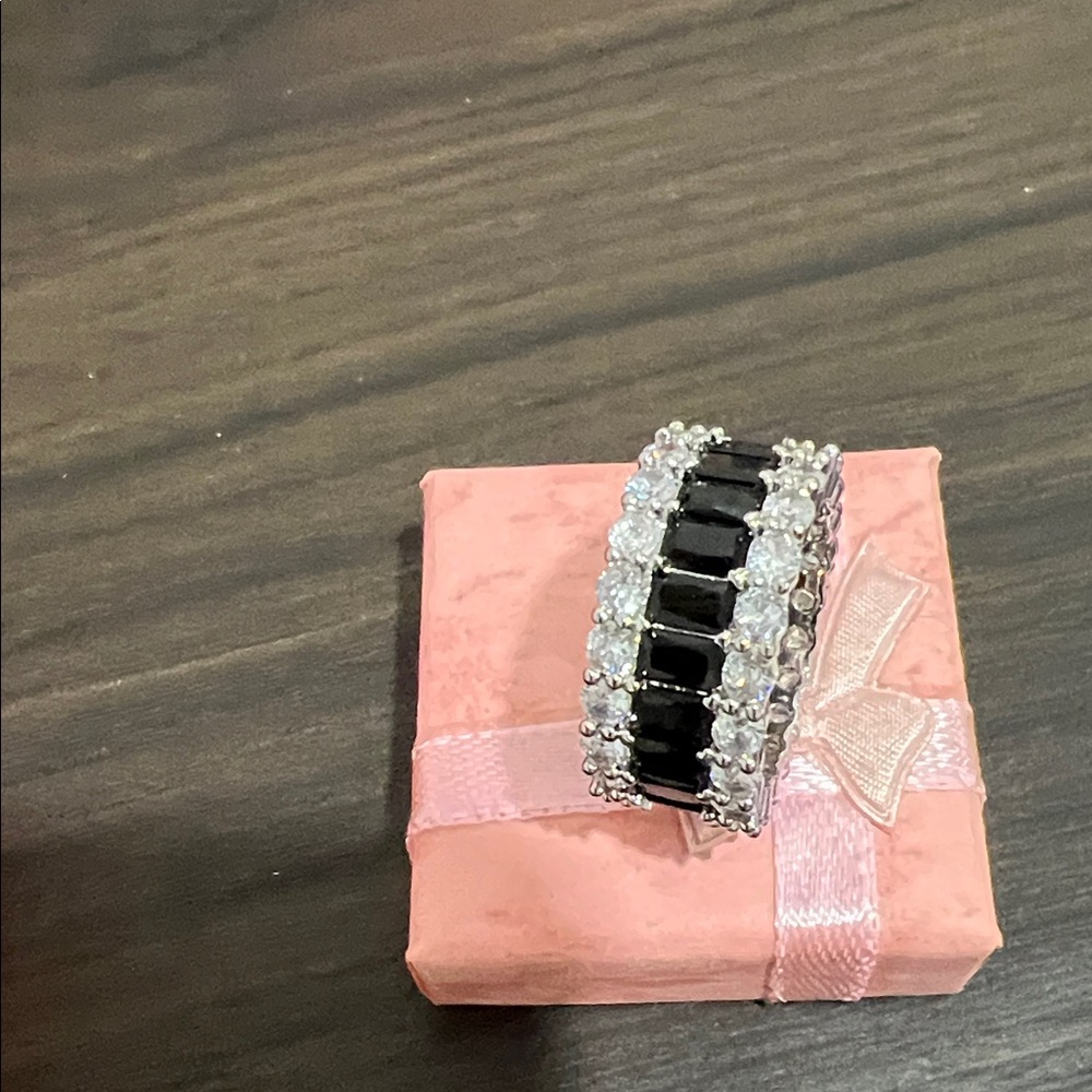 Elegant Black and Silver Women's Ring